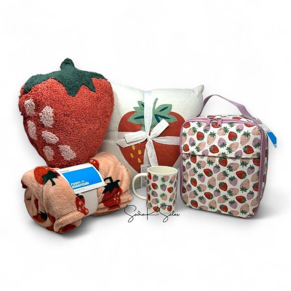 Target Room Essentials Strawberry Tufted Woven Heart‎ Shaped Throw Pillow - Picture 11 of 11